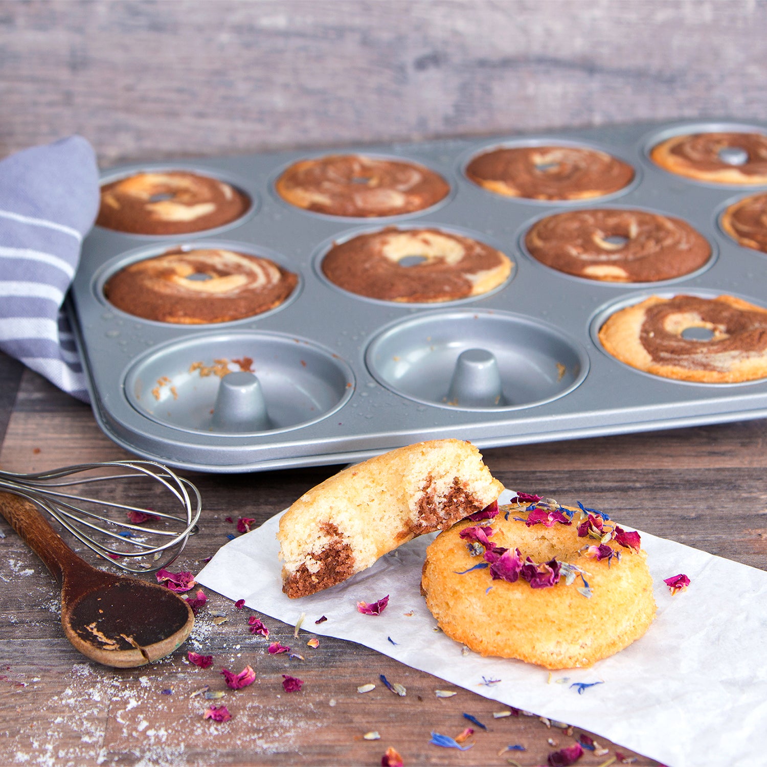 STÄDTER We love baking - 12 cups Donuts pan